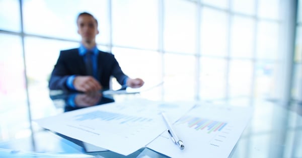 Hombre trabaja en profesión directiva de finanzas