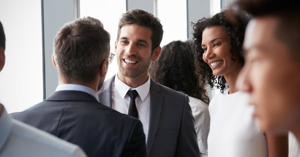 Personas de negocios en evento de networking