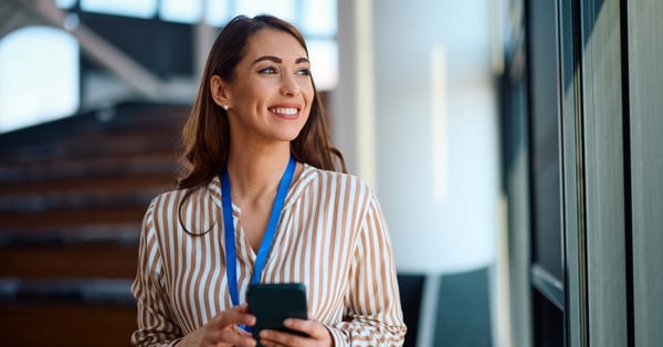Coordinadora de eventos trabaja en la logística