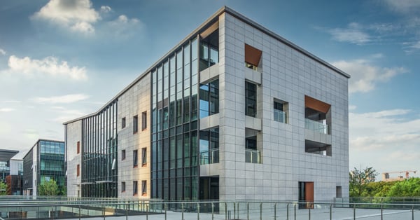 Edificio con diseño arquitectónico estético y moderno