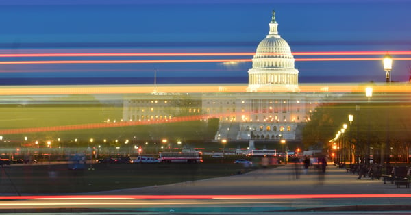 Capitolio con luces, sede del gobierno legislativo estadounidense