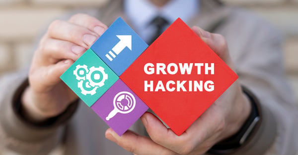 Hombre sostiene anuncio que dice Growth Hacking