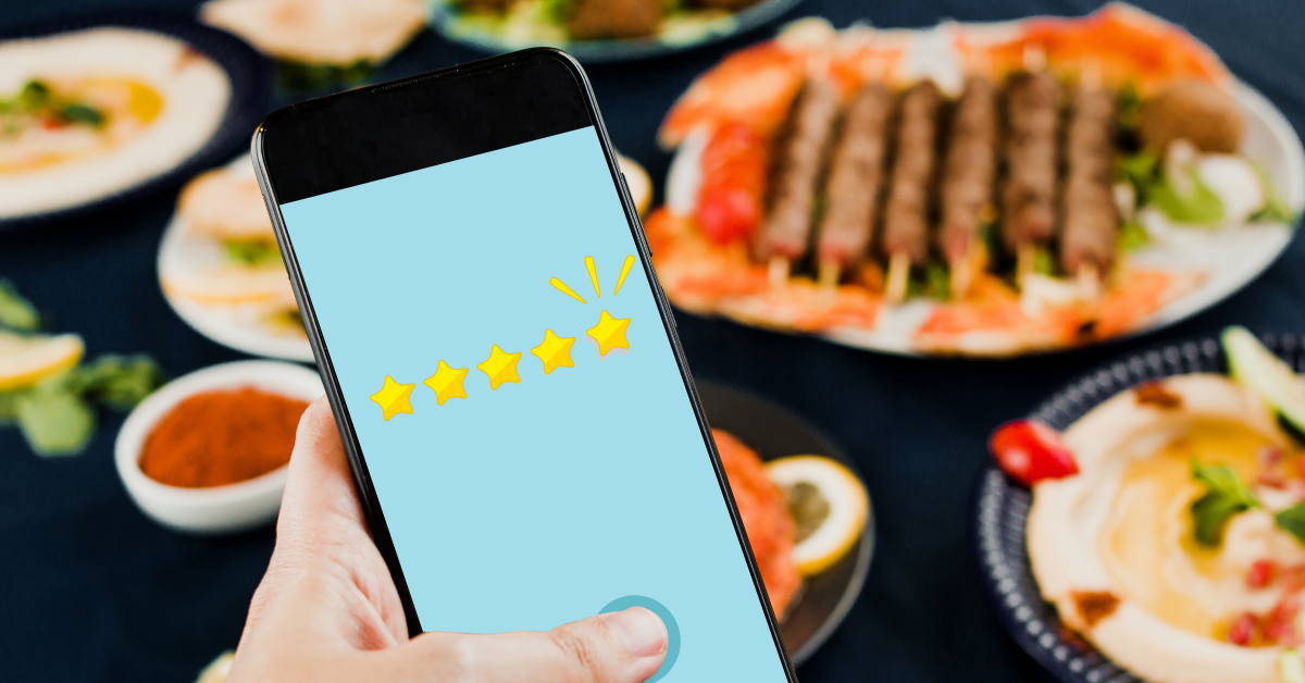 Persona con celular realiza marketing gastronómico de su restaurante