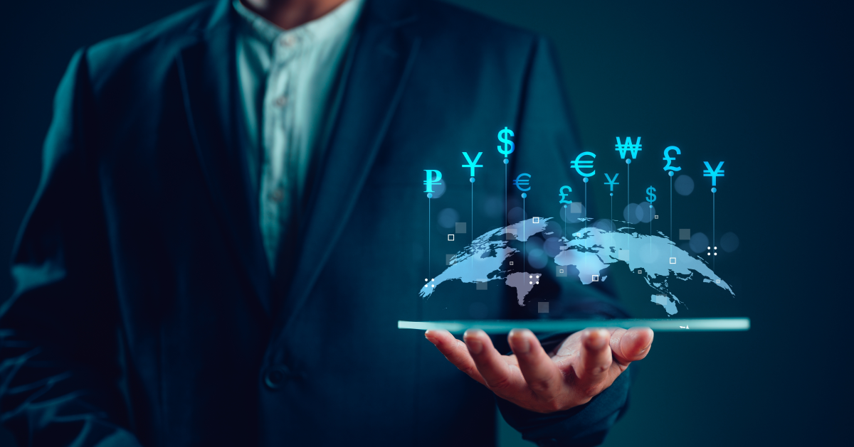 Persona con holograma de mapa financiero  y cambiario