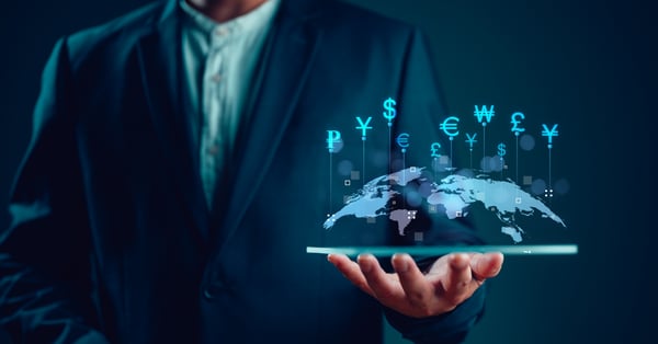Persona con holograma de mapa financiero  y cambiario