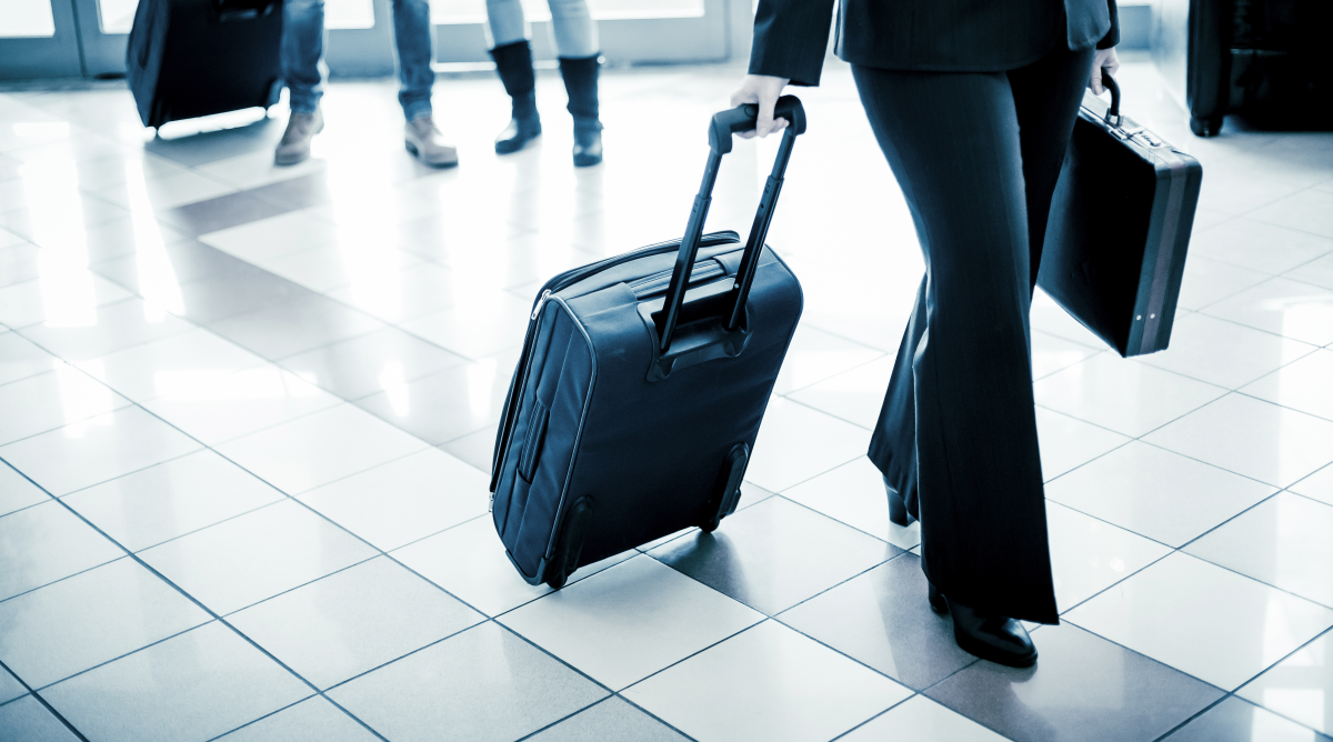 Mujer viajera participa en turismo de eventos