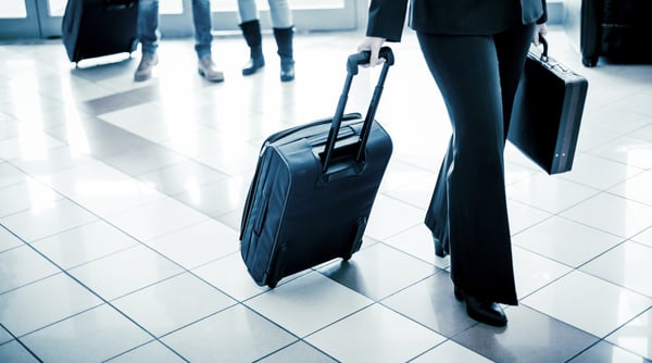 Mujer viajera participa en turismo de eventos