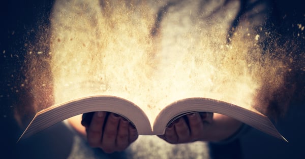 Niña sostiene libro que emana luminosidad