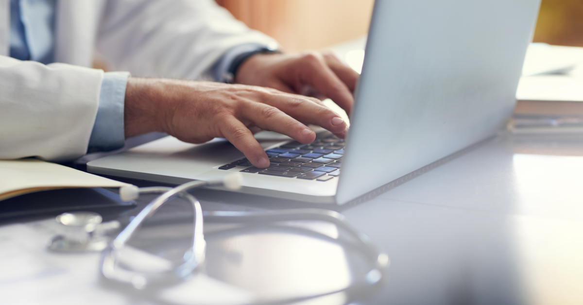 Persona gestionando servicios de salud desde computadora