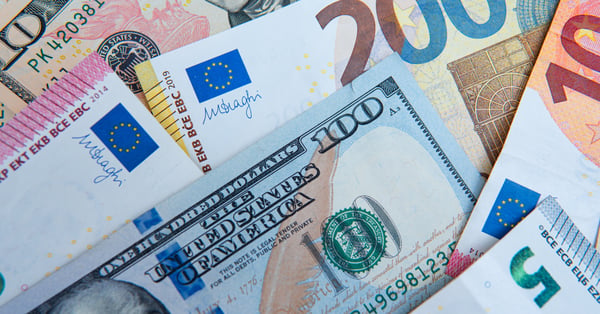 Billetes de dólar y de euro representan paridad cambiaria