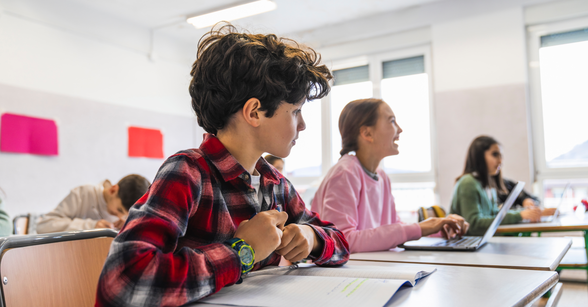 Niños de primaria aprenden con pedagogía contemporánea