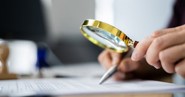 Profesional anticorrupción realiza ejercicio para promover transparencia