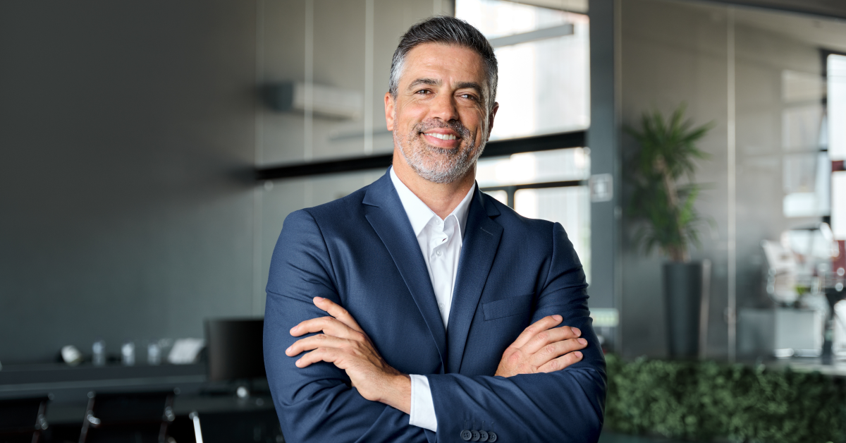 Asesor financiero confiado en oficina de organización privada