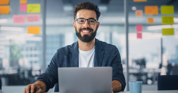 Mercadólogo exitoso en su oficina de trabajo