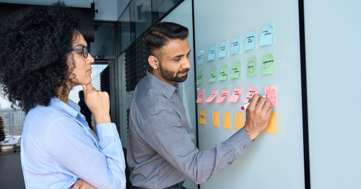 Dos miembros de equipo diseñan plan de marketing efectivo