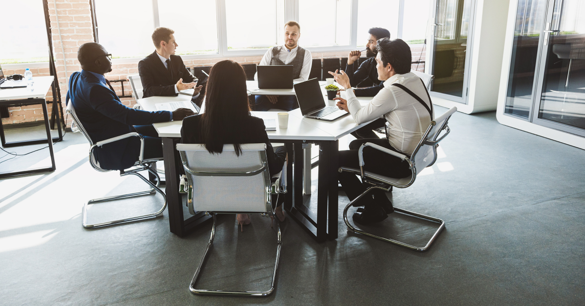 Profesionales de estrategia empresarial en reunión de equipo