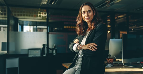 CEO exitosa de brazos cruzados en su oficina