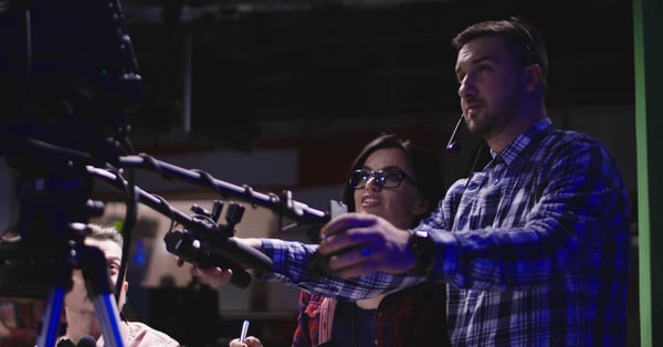 Dos productores de eventos trabajan en dirección