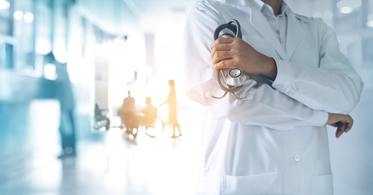 Doctor en hospital con servicio de salud de calidad