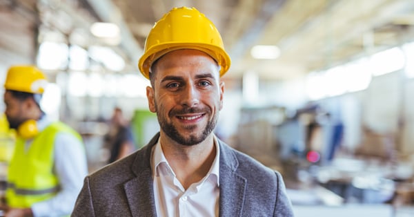 Superintendente de obra delante de proyecto de construcción