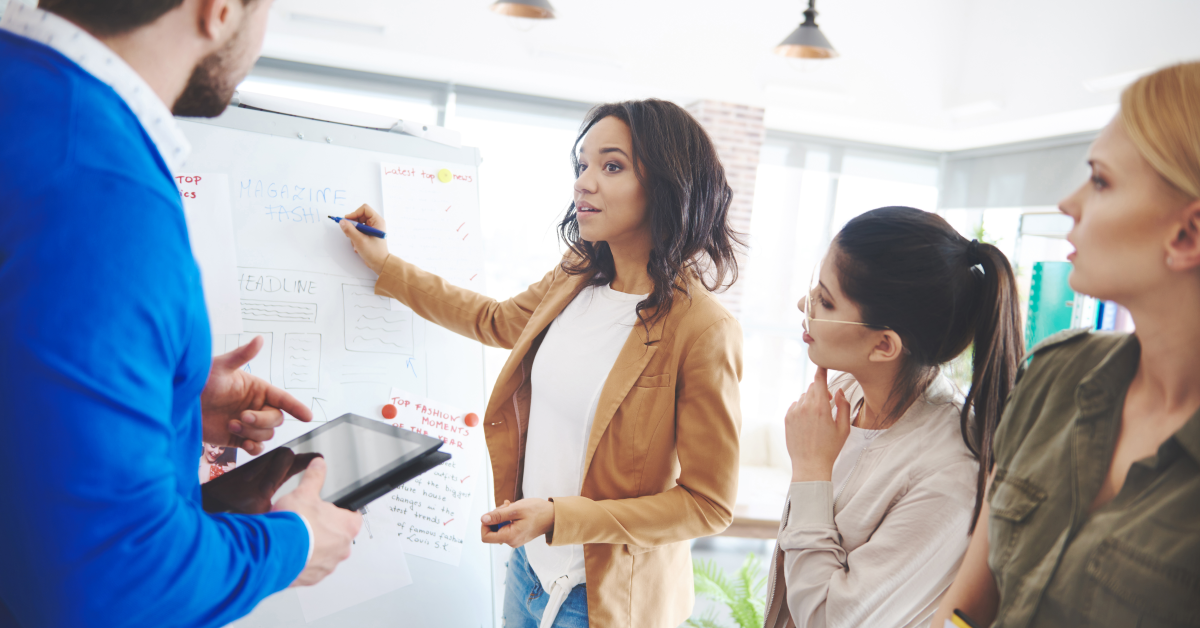 Pedagoga instruyendo equipo en empresas