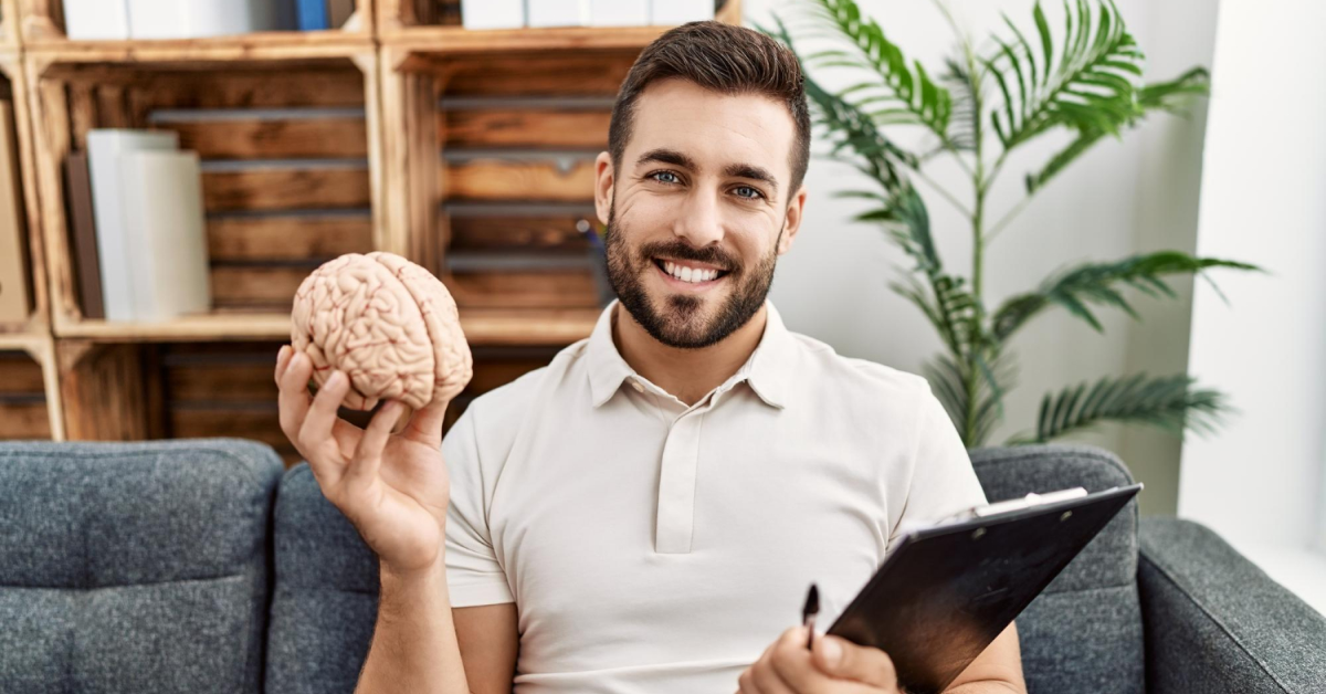 Hombre joven estudiante de maestría en Neuropsicología
