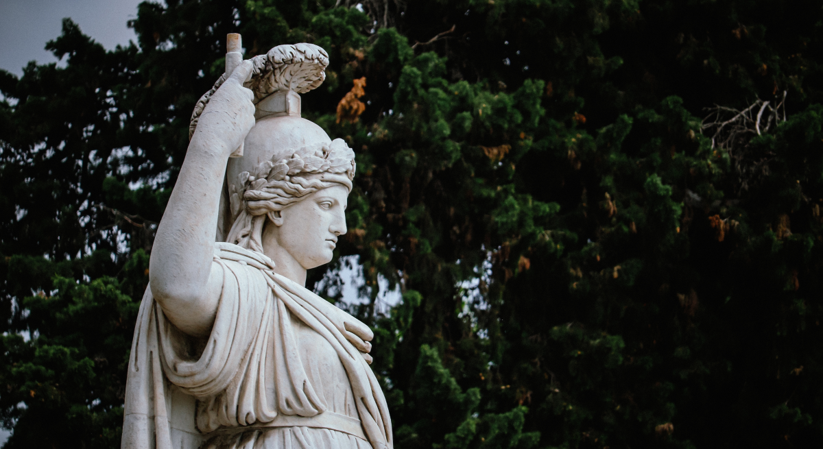 Estatua de Atenea, la sabiduría, con fronda detrás