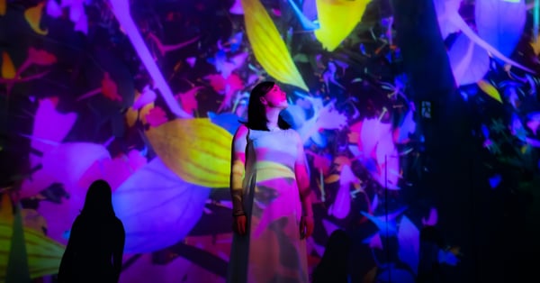 Mujer maravillada disfruta de experiencia inmersiva colorida