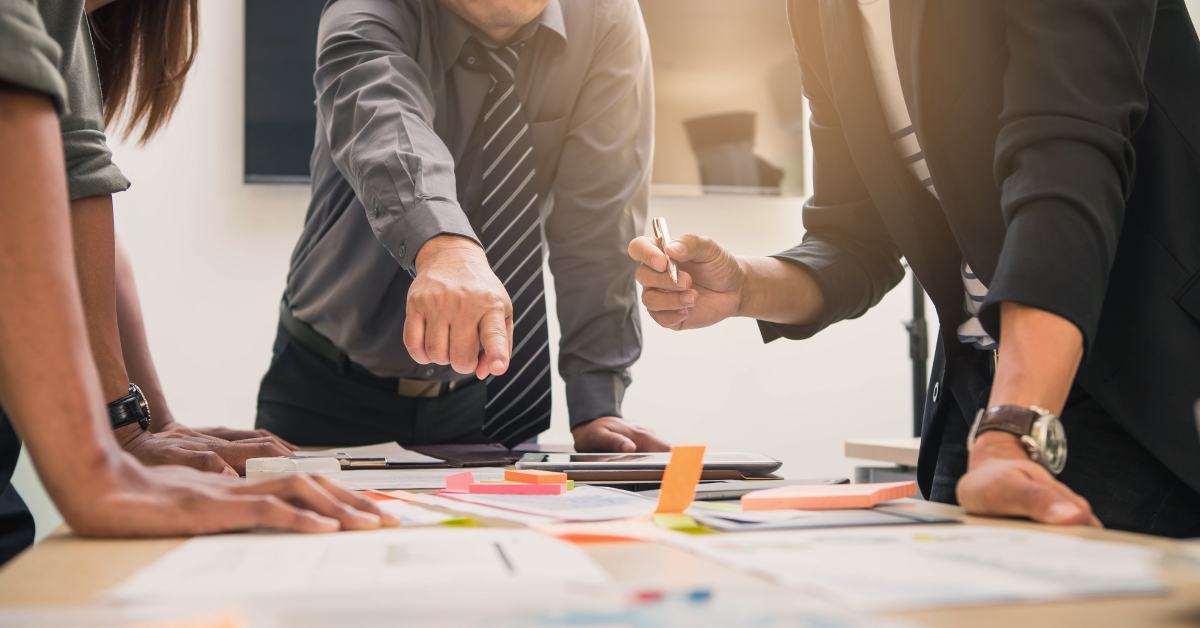 Director de marketing planea estudio de mercado con equipo