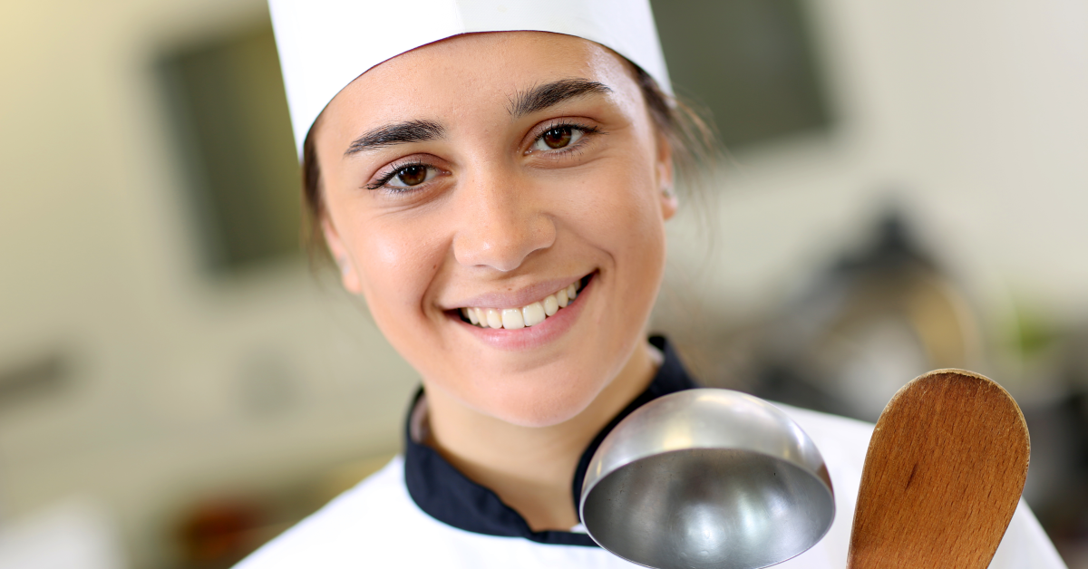 Estudiante de cocina muestra sus utensilios para cocinar