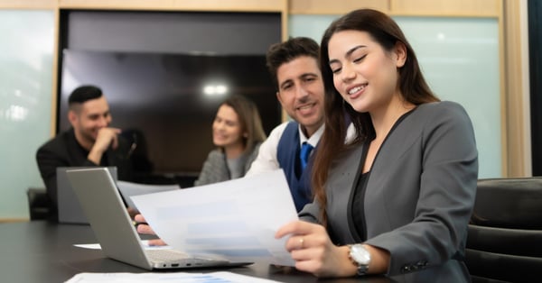 Gestores públicos trabajan en equipo en dependencia gubernamental