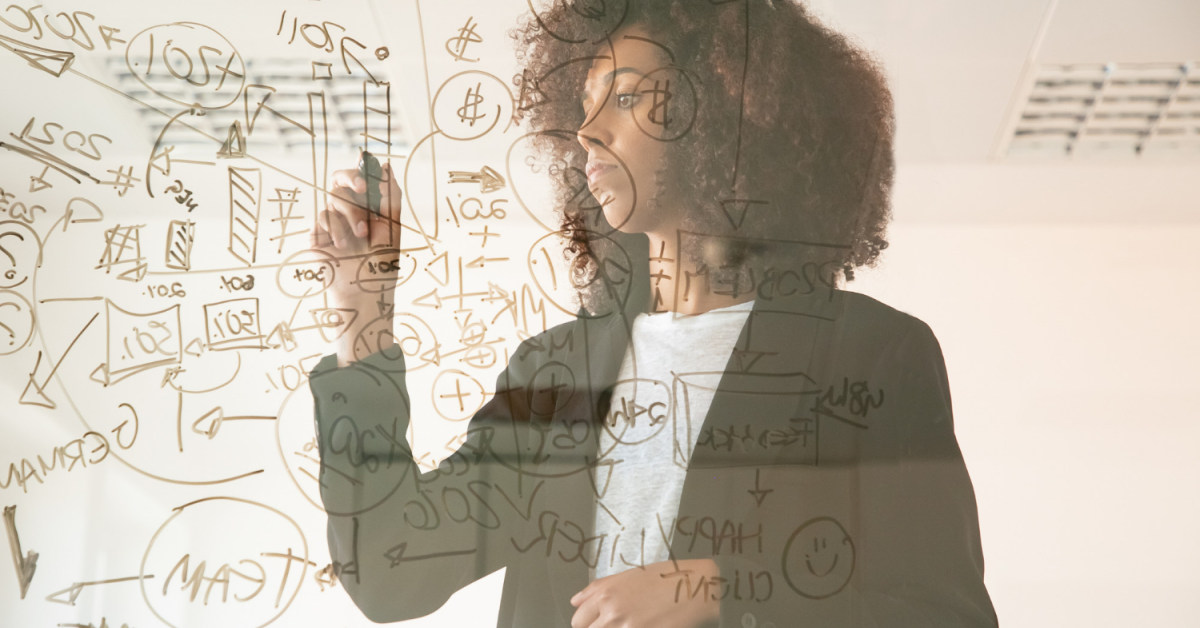 Mujer pone en práctica epistemología en ciencias administrativas