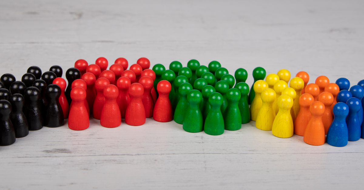Figuras de varios colores representan diversos partidos políticos