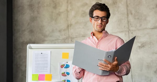 Director de marketing analizando estrategia integral SEO