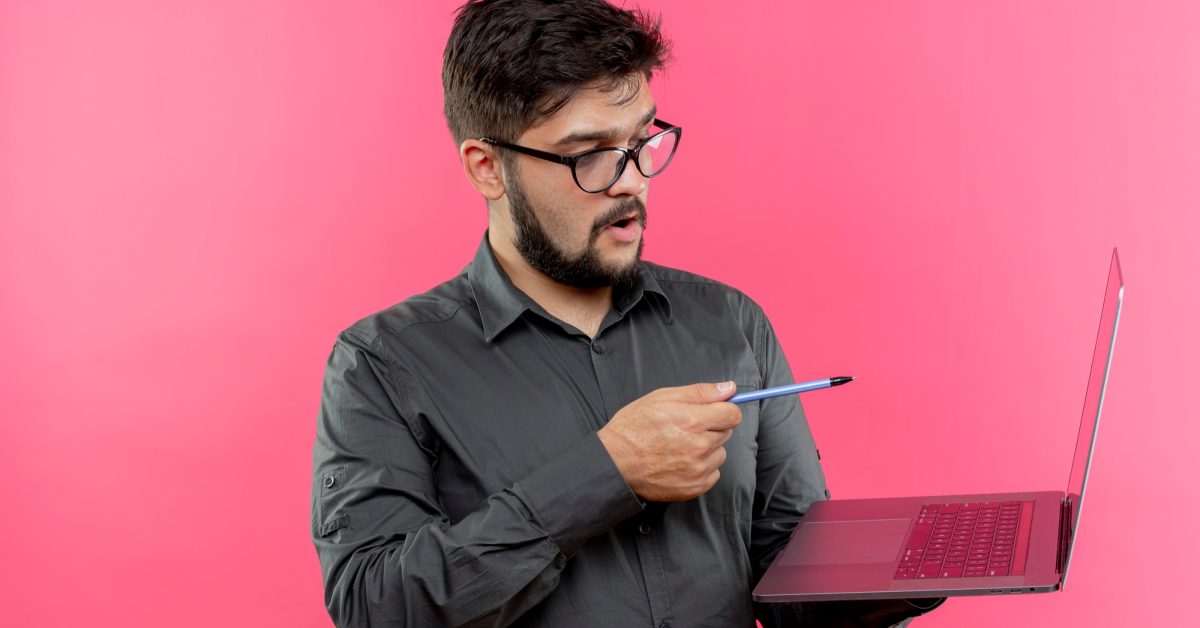 Especialista SEO revisando datos de analítica web