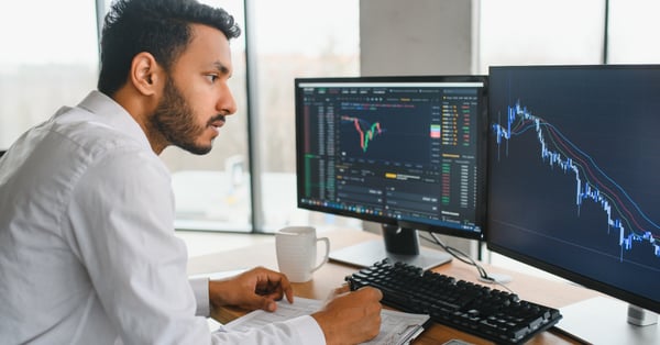 Gestor de riesgos financieros analiza fluctuaciones de mercado