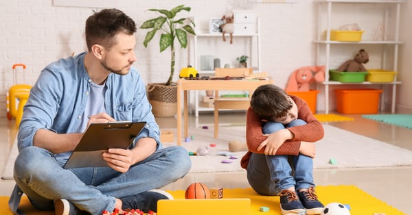 Neuropsicólogo infantil evaluando a niño de primaria