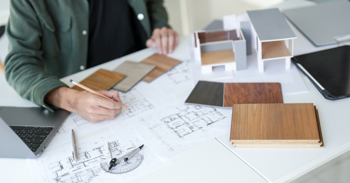 Diselador efectúa planes arquitectónicos en estudio