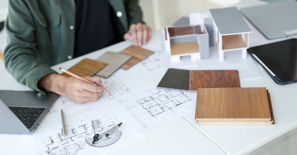 Diselador efectúa planes arquitectónicos en estudio