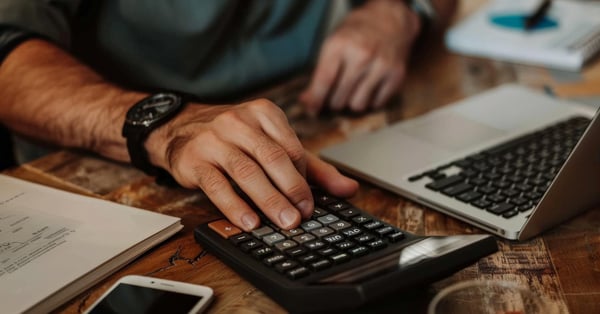 Tesorero trabaja en cuentas financieras de empresa