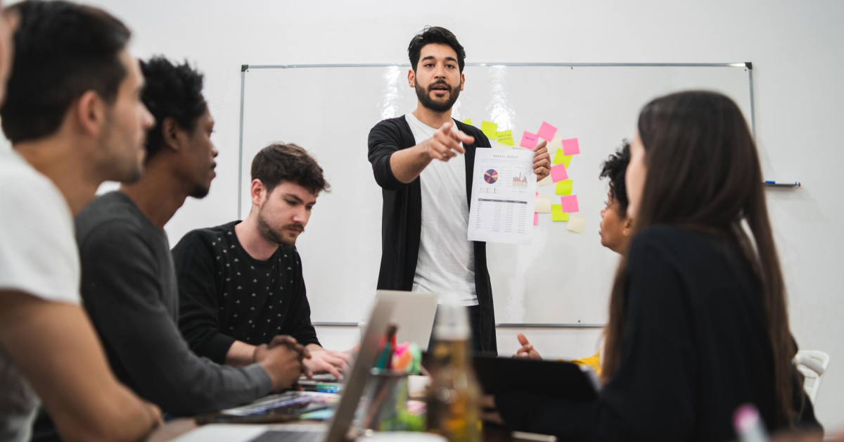 Director de marketing imparte clases en especialidad
