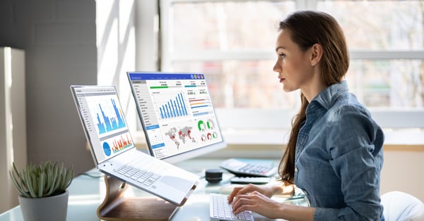Analista de marketing evalúa datos para mejorar mercadotecnia