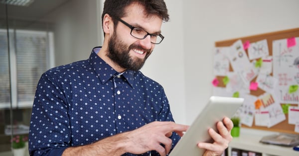 Product manager revisando datos para lanzar estrategia mercadotécnica