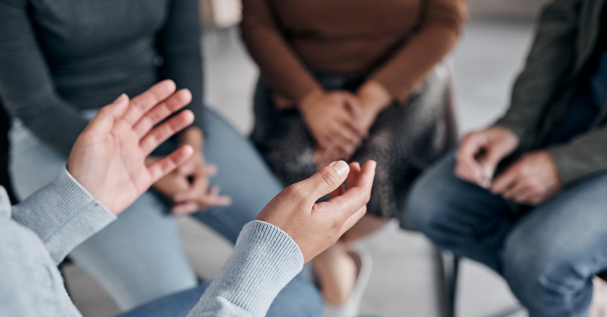 Pedagoga enseñando competencias socioemocionales a empleados