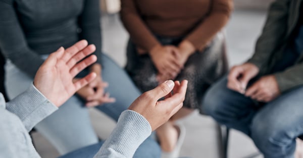 Pedagoga enseñando competencias socioemocionales a empleados