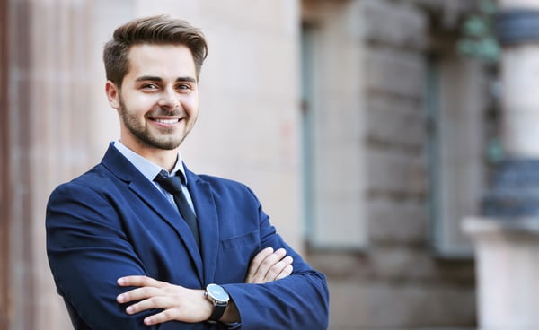 Adolescente seguro estudiando para entrar a la política