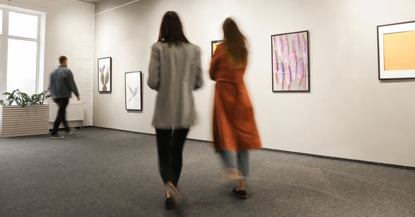 Personas asisten a exposición de arte exitosa