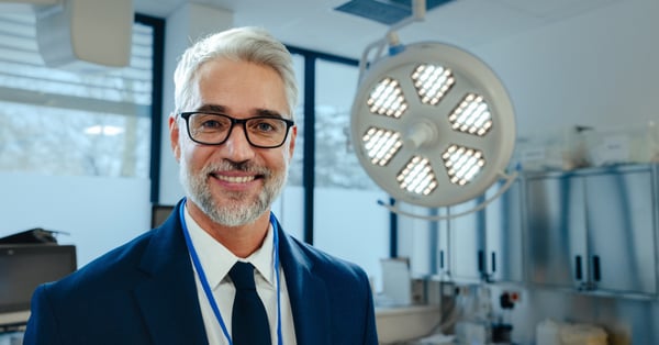 Director de clínica privada sonríe cálidamente