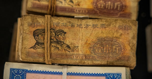 Fajos de billetes antiguos provenientes de China
