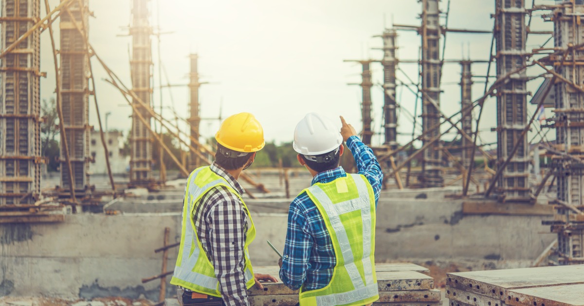 Gerentes de construcción supervisando obra siendo edificada